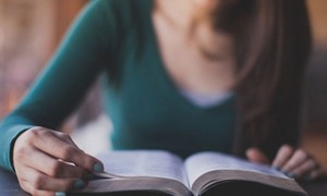 biblia i nastolatka